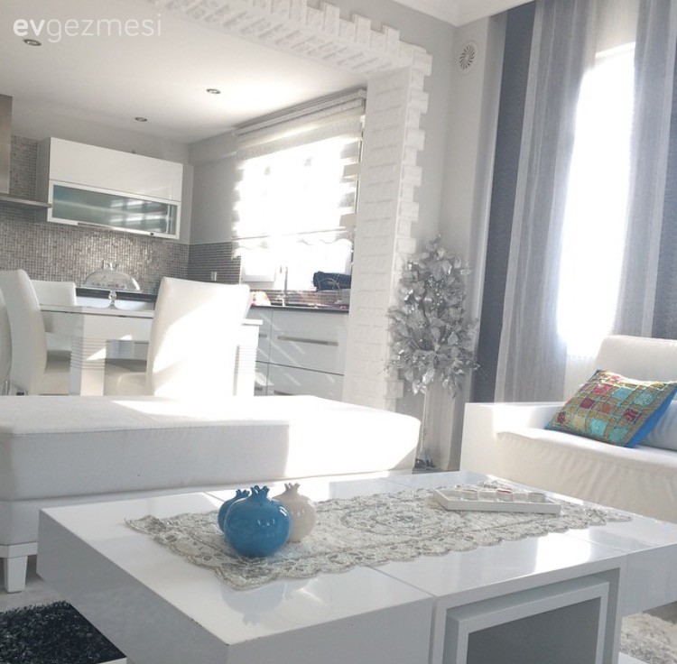 Beyaz ve gri uyumunda: Emine hanımın konforlu ve şık evi..
