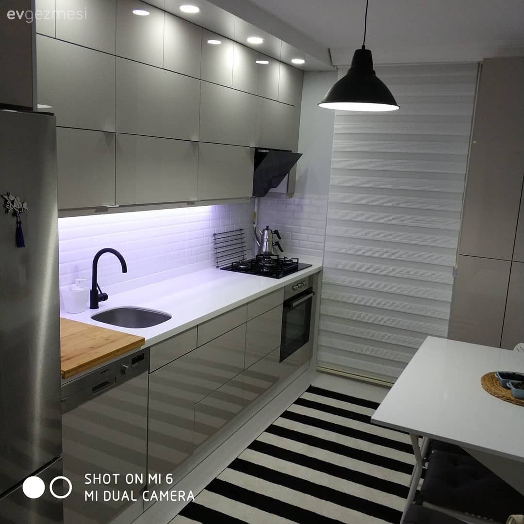 Modern mutfak, Halı, Siyah- Beyaz, Mutfak halısı, Avize, Mutfak perdesi, Ankastre, Krem mutfak