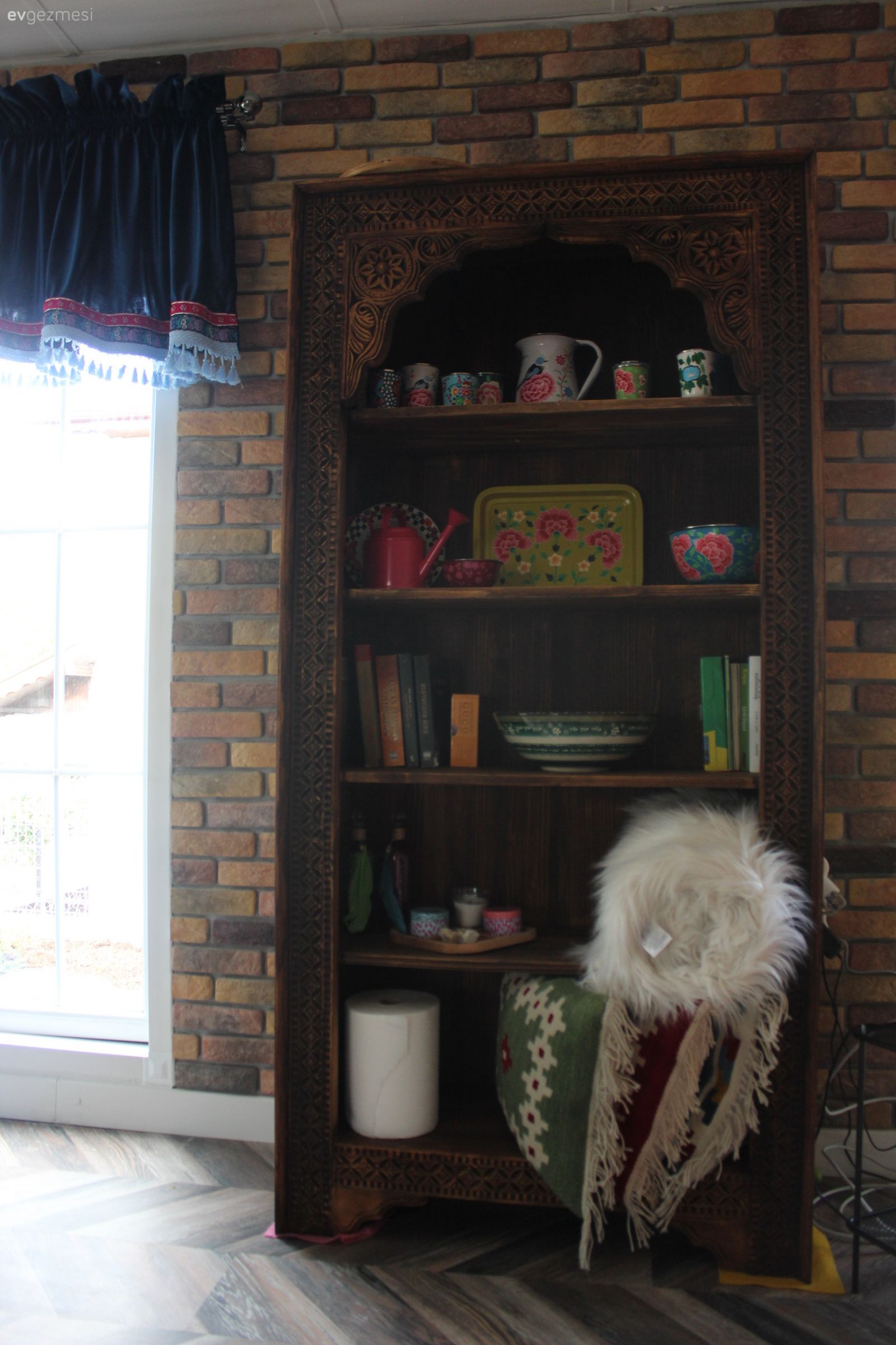 Vitrin, Taş duvar, Ahşap Mobilya, Oymalı mobilya