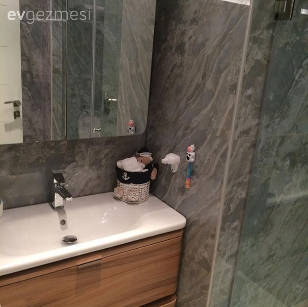 Bu evin harika manzarası bile sofistike dekorasyonunun önüne geçemiyor..