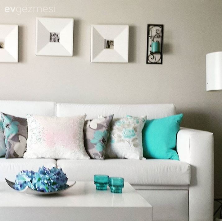 Dekoratif obje değişimleriyle Filiz hanımın salonun binbir rengi..