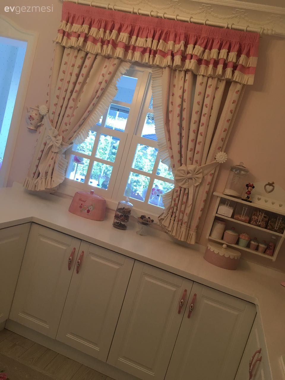 Beyaz mutfak, Country mutfak, Mutfak, Pembe, Perde