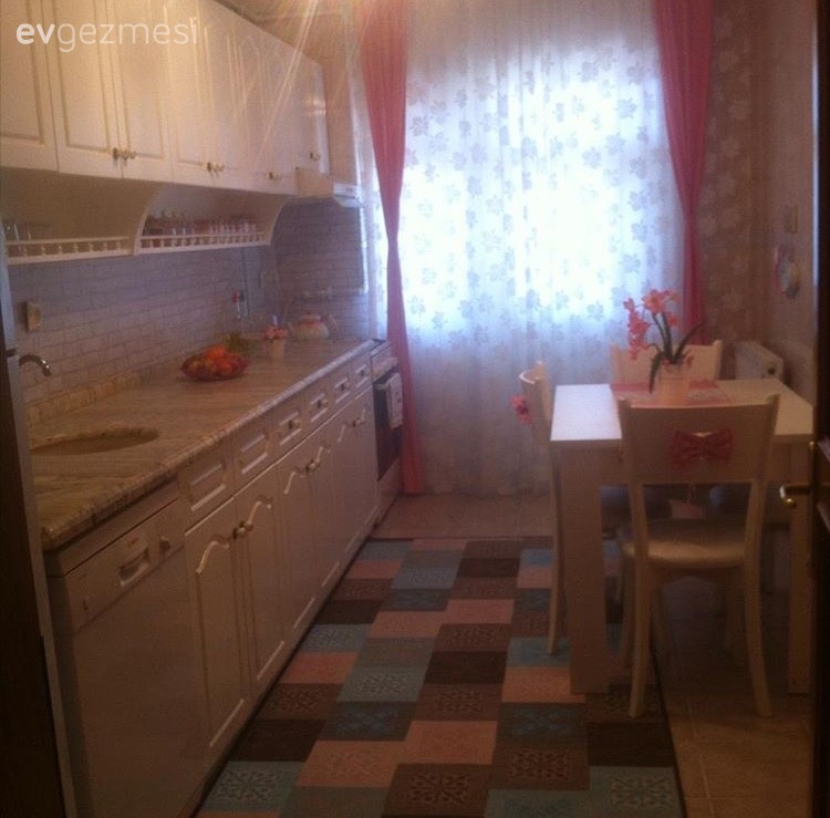 Mobilya boyama, Yapışkanlı folyo