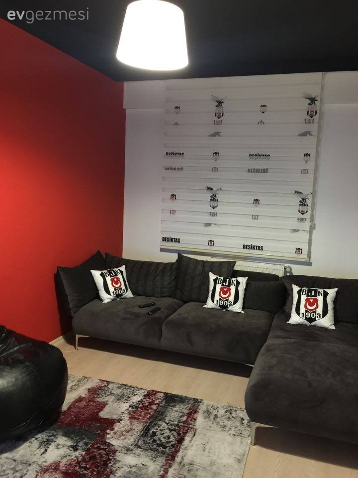 Bu evde avangart mobilyalar cesur renklerle birlikte.