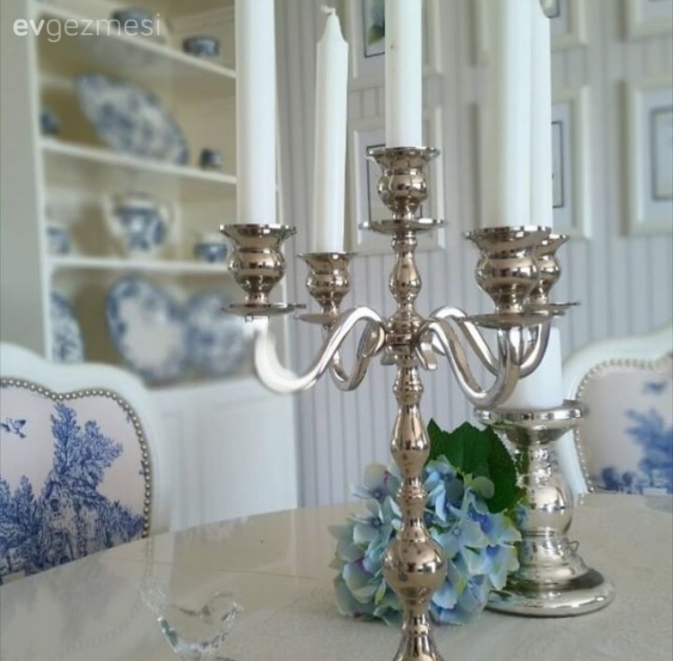 Mavi, beyaza eşlik eden gümüş detaylarla şık ve zarif bir ev.