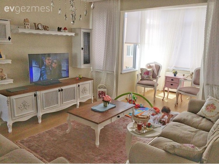 Ahşap Mobilya, Berjer, Country, Halı, Orta sehpa, Pembe, Salon, Tv ünitesi