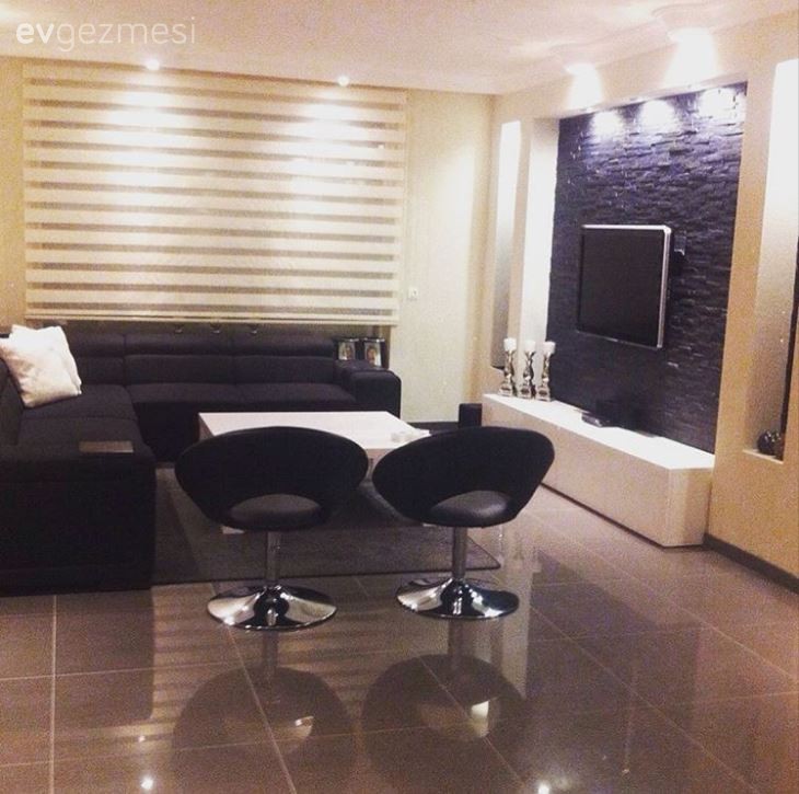 Siyah-beyaz filtrelerden çıkmış gibi, modern ve göz alıcı bir ev..