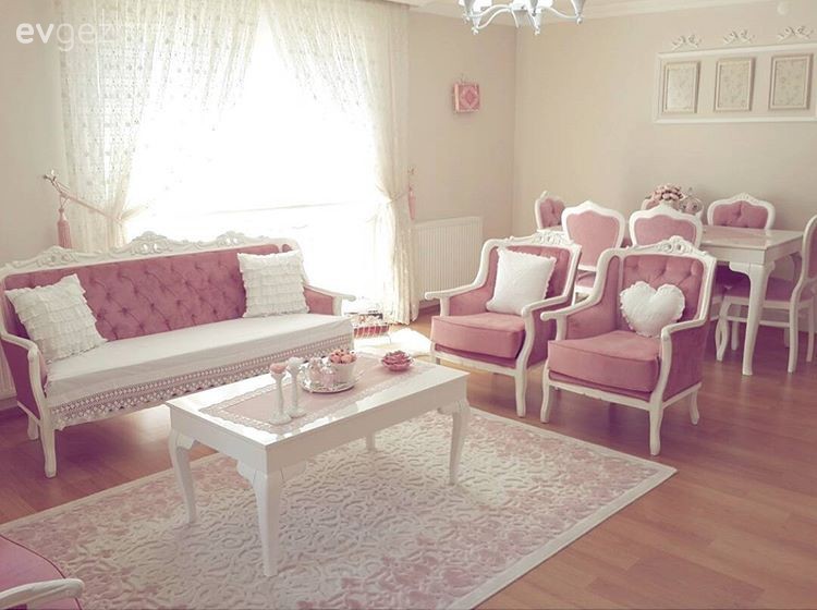 Klasik stilde pembe ve beyaz ağırlıklı bir ev..