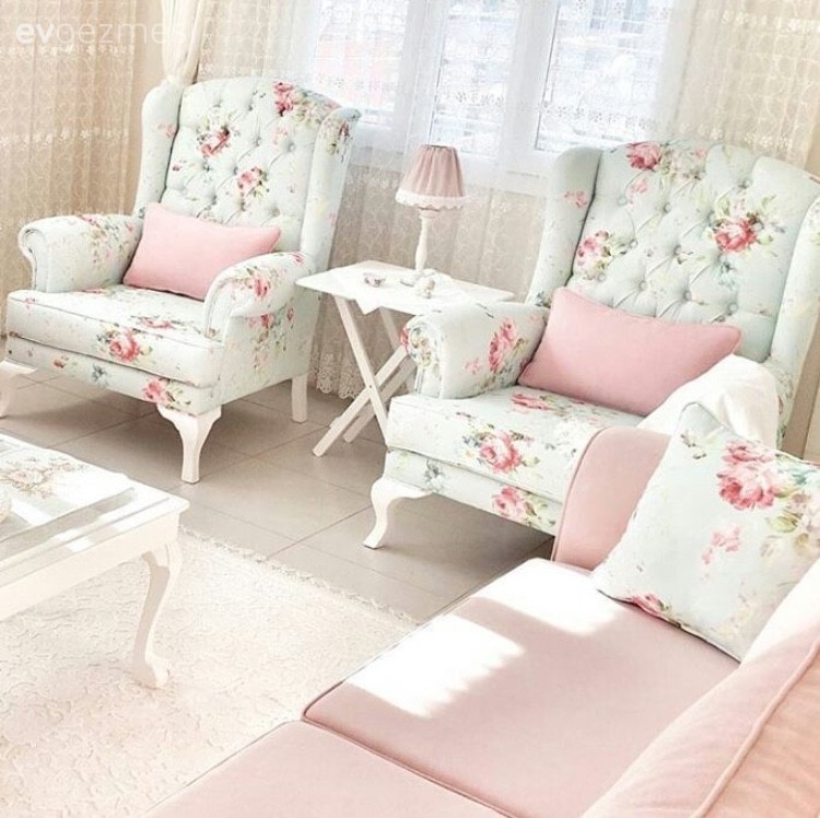 Hatice hanımın çiçekler açan pastel evi..