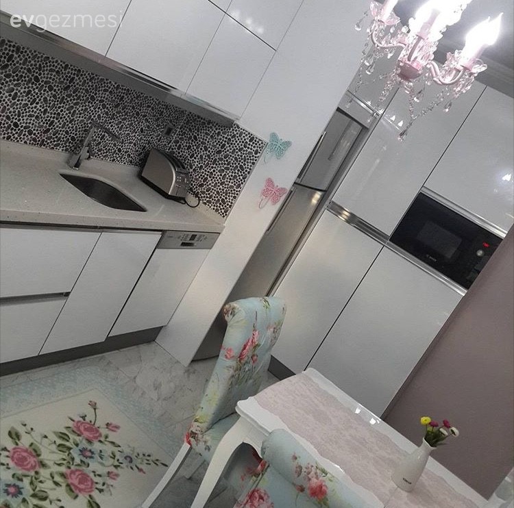 Beyaz mutfak, Halı, Mutfak, Mutfak masası