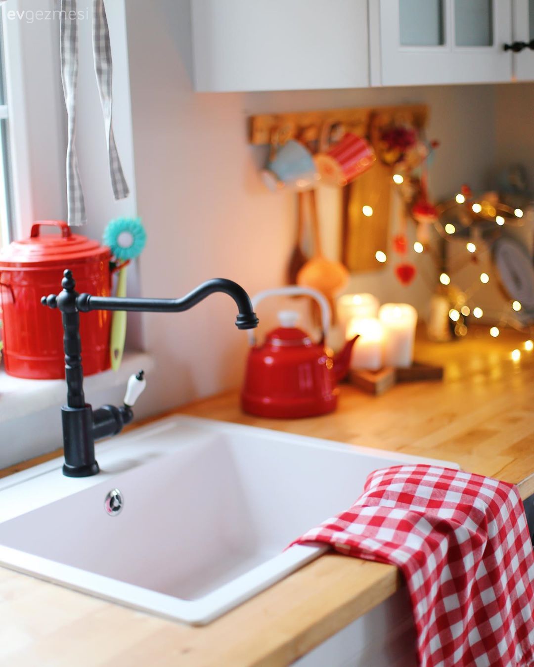 Her Köşesi Kapak Fotoğrafı Bu Keyifli Evde Yılbaşı Dekoru