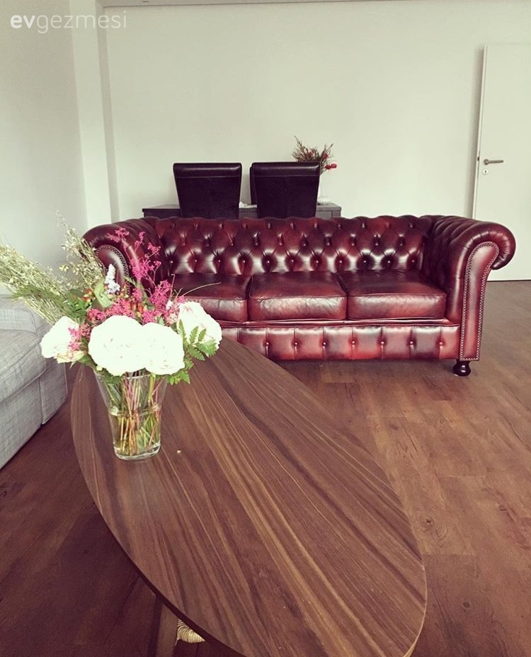 Kırmızı, Orta sehpa, Salon