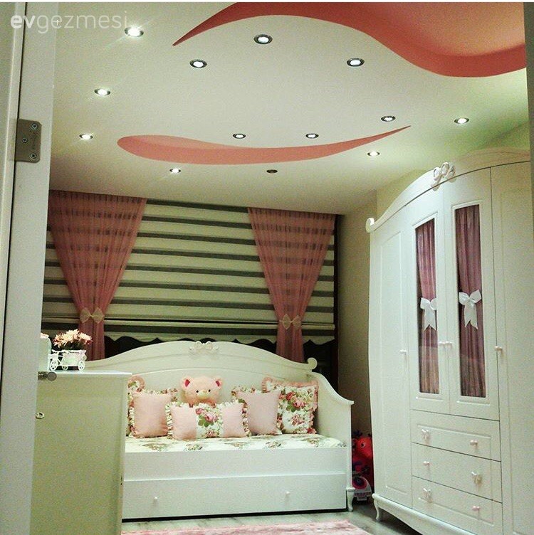 Seda hanımın gösterişli tavanlarla şekillenen şık evi.