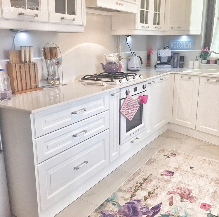 Gizem hanımın her odada farklı renklerin hakim olduğu stil sahibi evi.