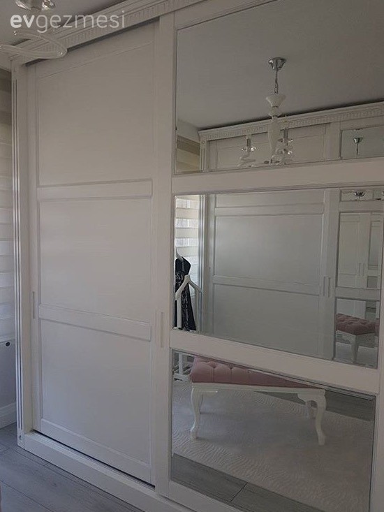 İç mimar Merve Kaya Düdükçü'nün tasarımı yatak odası ve giyinme odası.