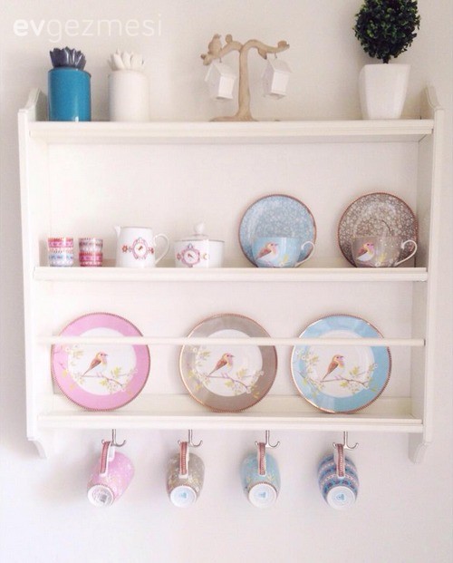 Beyazın canlı renklerle kombinlendiği içimizi açan bir ev