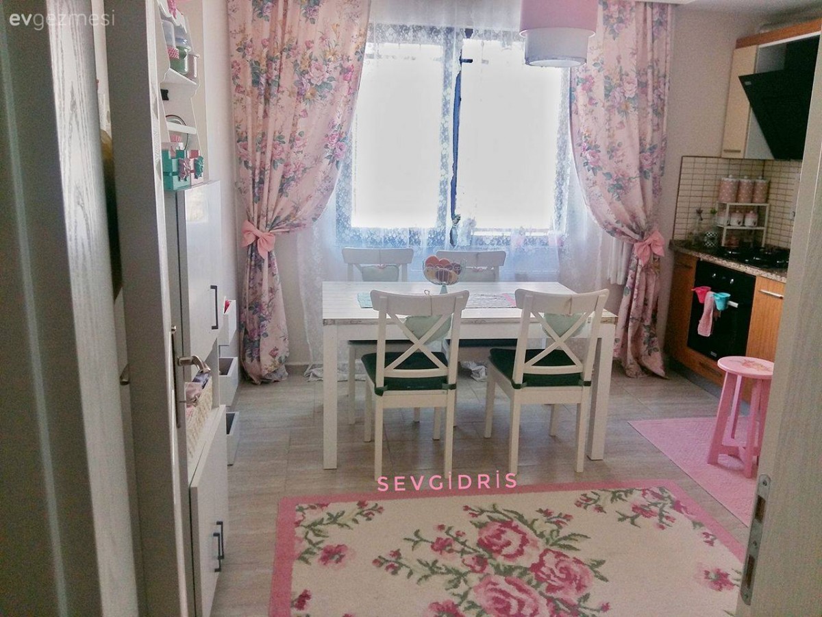 Fon perde, Halı, Mutfak, Mutfak masası, Pembe, Perde