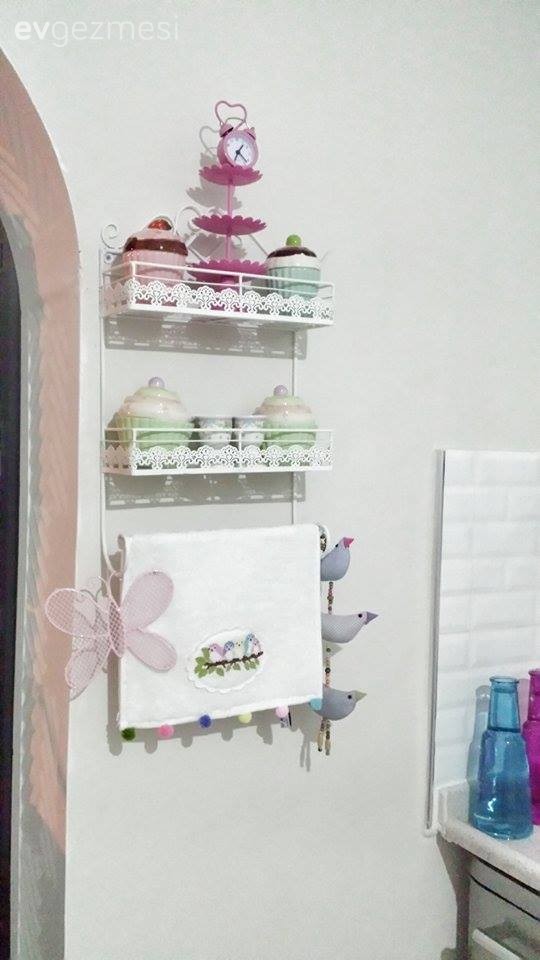 Neslihan hanım bol floral desenle zarif ve iç açıcı evi..