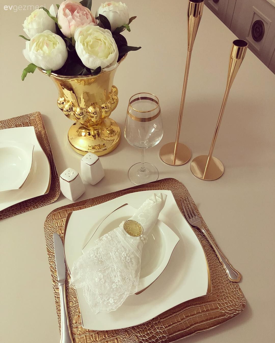 Sunum, Vazo, Yapay çiçekler, Altın