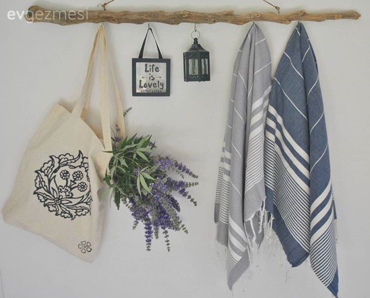 Altın, Duvar dekorasyonu, Kırmızı