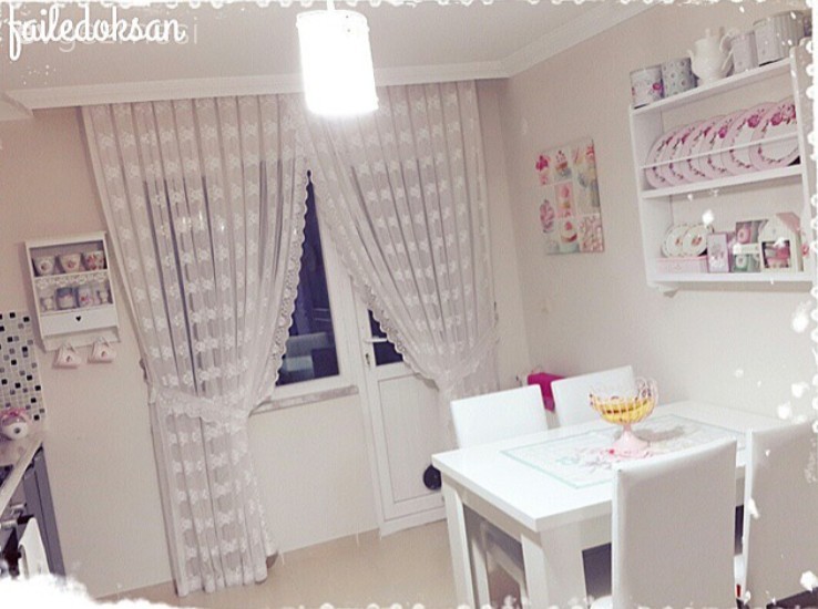 Klasik stilde pembe ve beyaz ağırlıklı bir ev..