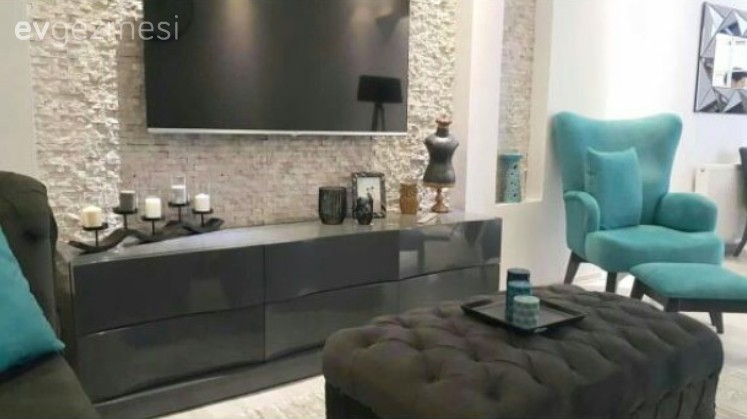 Siyah mobilyaların maviyle hareketlendiği modern bir dekor..