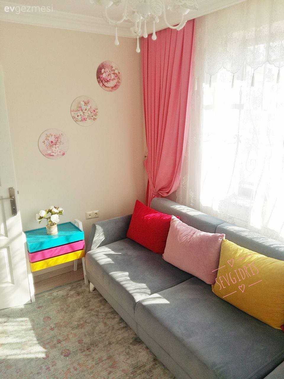 Çiçek desenler, enerjik renkler.. Sevgi hanımın bahar tadında evi..