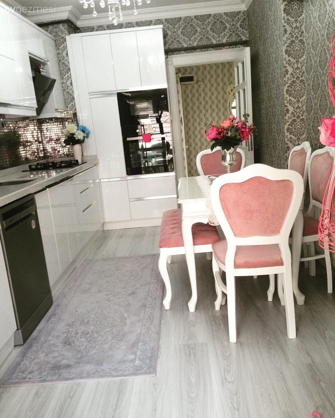 Her Köşesinde Cazibeli Detaylar: Esma Hanım'ın Klasik ve Şık Evi