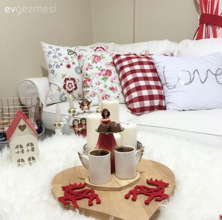 Ferhunde hanımın kırmızı renklere bürünmüş oturma odası..