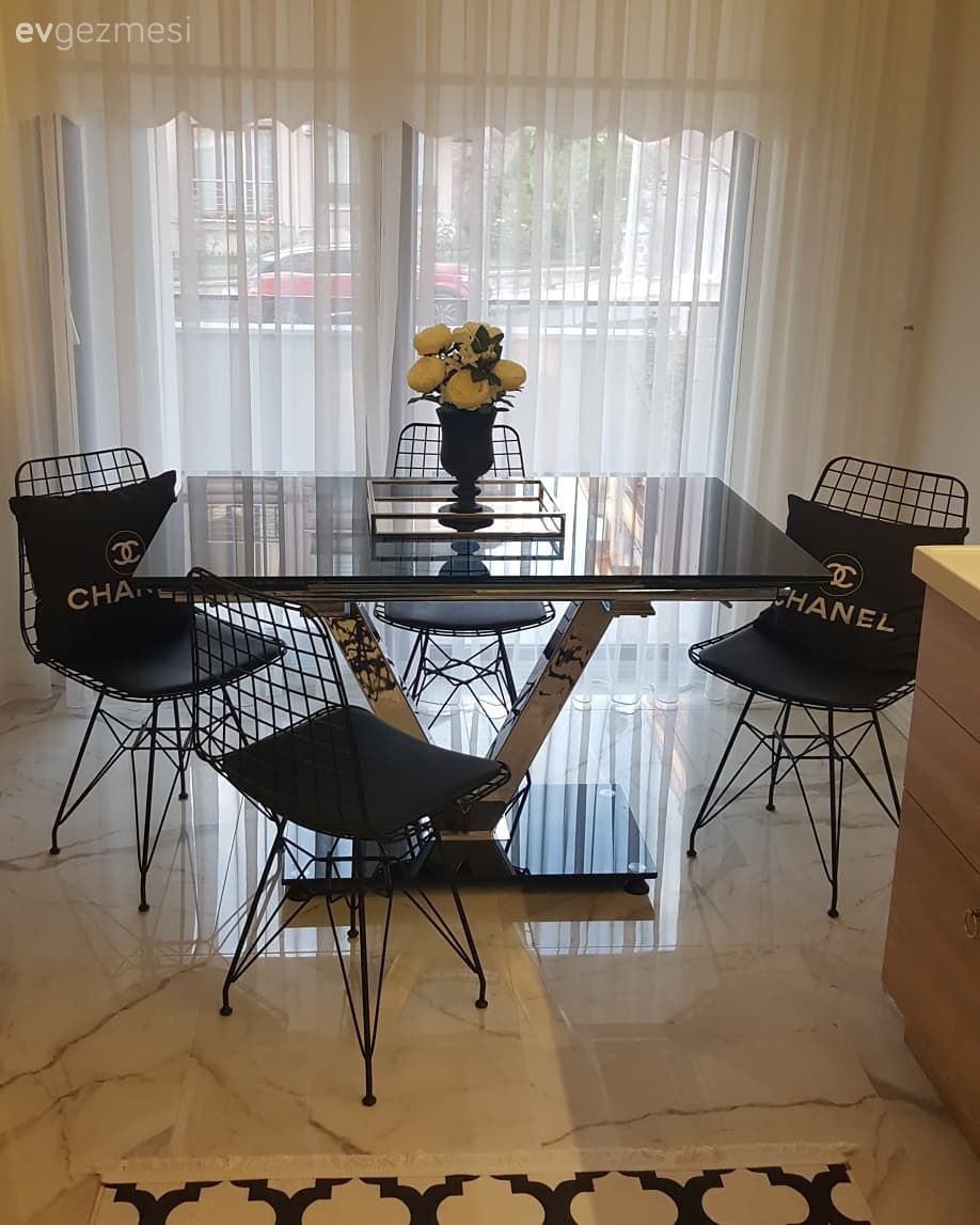 Nötr renklere çarpıcı detaylar.. Sofistike bir evin konuğuyuz..