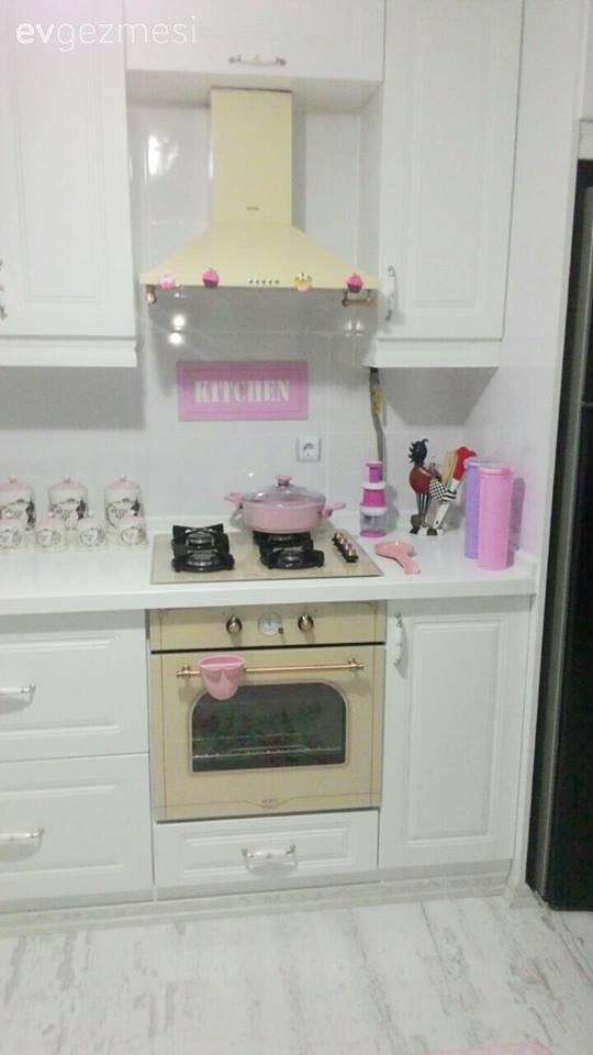 Selin hanımın yeni yapılan country stil mutfağı.