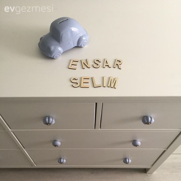 Pastel yeşil ve pembe vurgulu, zerafetin konfor ile buluştuğu ev..