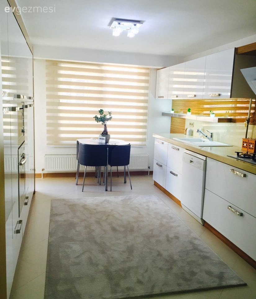 Beyaz mutfak, Halı, Mutfak, Perde