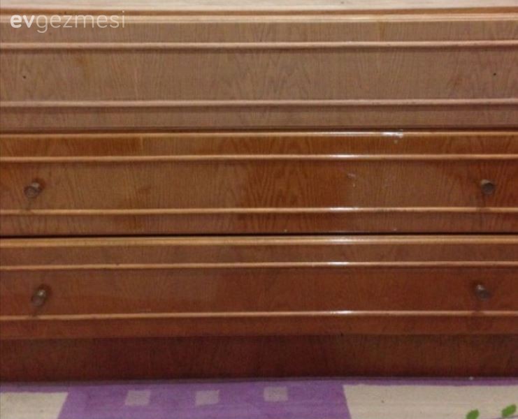 Şule hanımın çiçekler açtırdığı depoda atıl duran komidin..