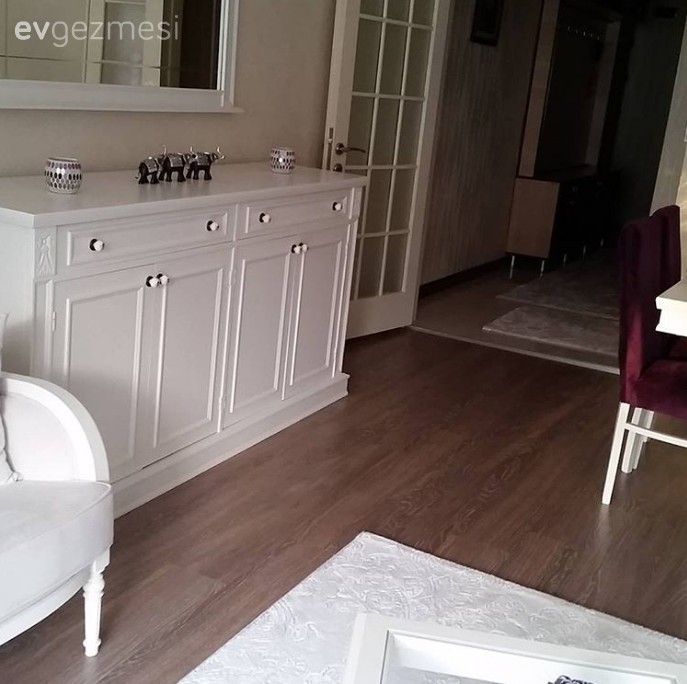 25 yıllık mobilyaların yenilenmesiyle, dönüşüm geçirmiş bir salon..