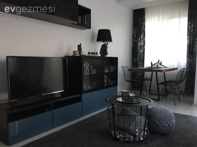 Bu salonda koyu tonlar, küçük alana derinlik ekliyor. Modern stilde bir dekorasyon!