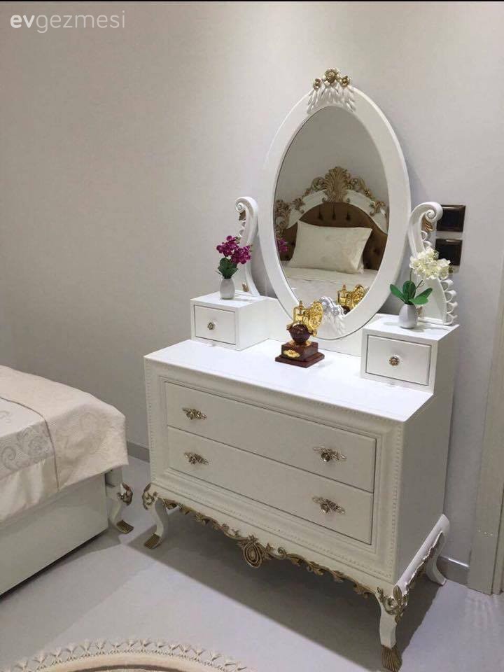 Kebire hanımın oymalı mobilyalar, lüks renklerle, gösterişli evi..