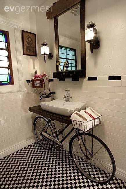Eski dikiş makinesinin dönüştürülüp kullanıldığı nostaljik banyolar..
