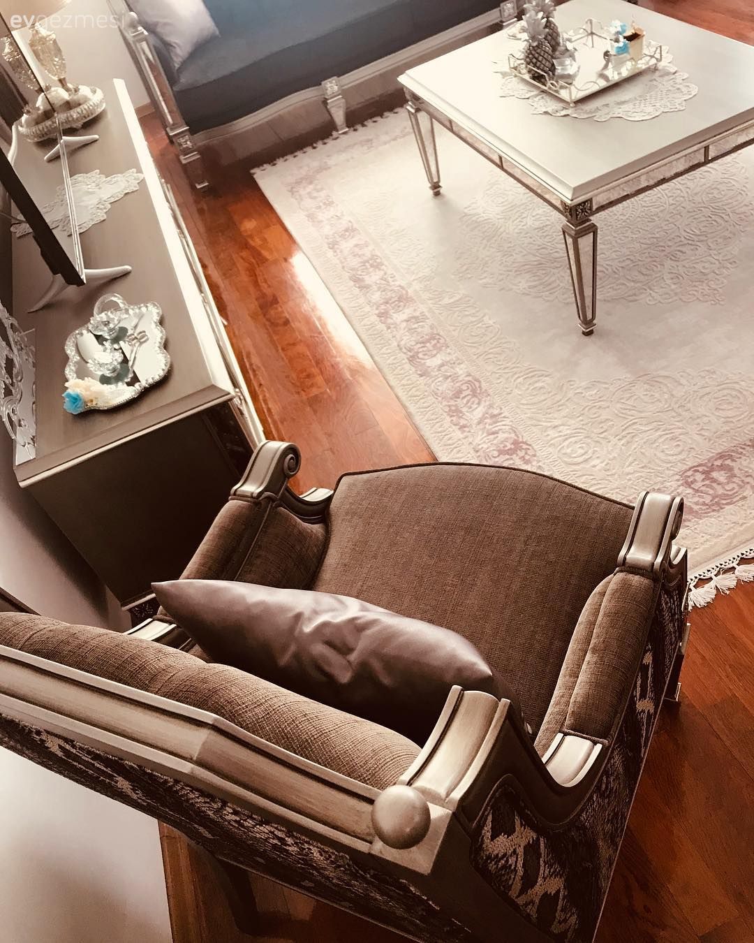 Berjer, Kahverengi, Orta sehpa, Halı, Aynalı sehpa, Aynalı mobilya, Salon, Art deko