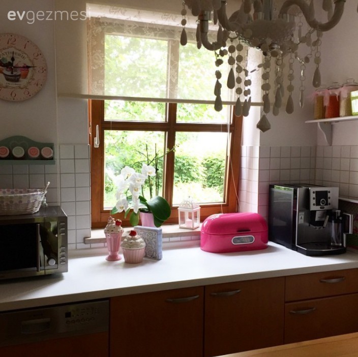 Kahverenginin, pembe ve mavi aksesuarlarla hareketlendiği bir ev.