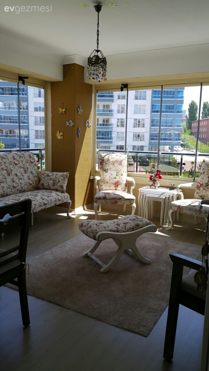 Hülya hanımın modern beyaz mutfağı ve cıvıl cıvıl balkonu..