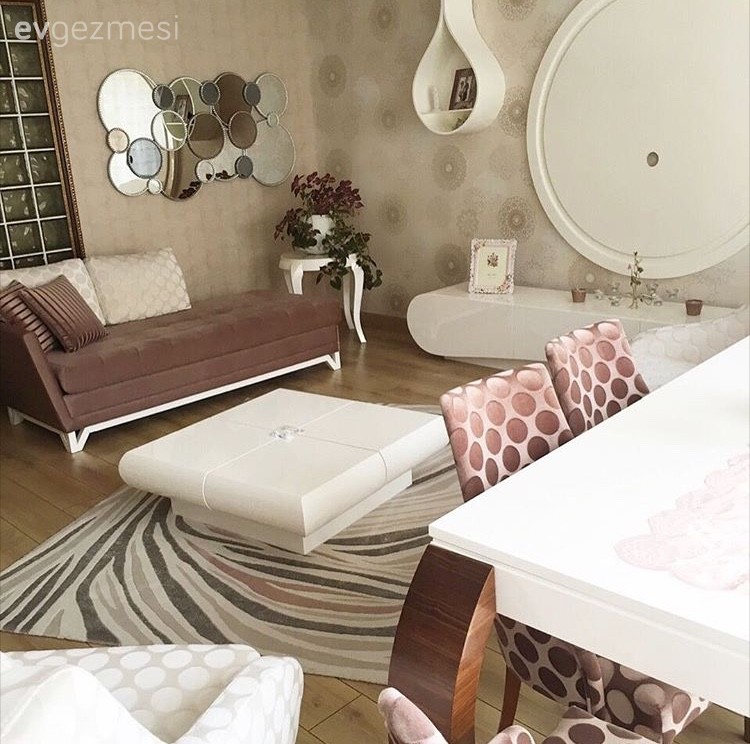 Ayna, Duvar kağıdı, Halı, Orta sehpa, Duvar rafı, Salon, Tv ünitesi, Yemek Odası, Kahverengi