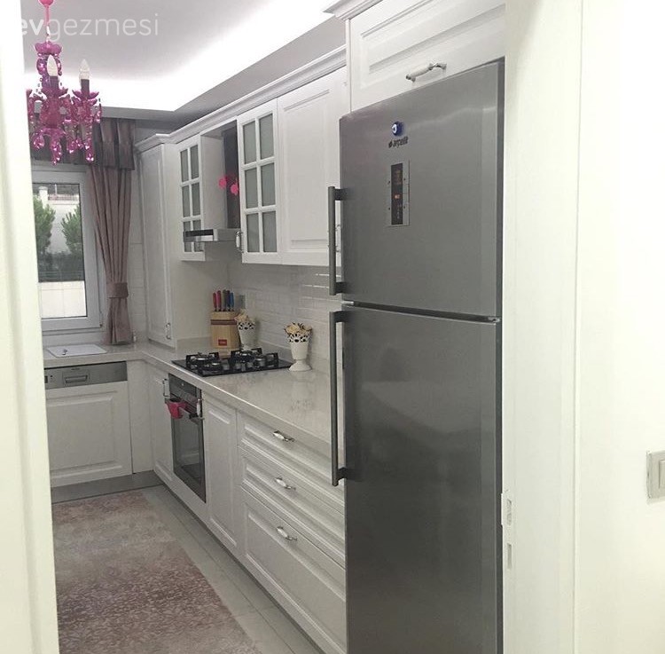 Avize, Beyaz mutfak, Country mutfak, Halı, Mutfak, Pembe, Aydınlatma