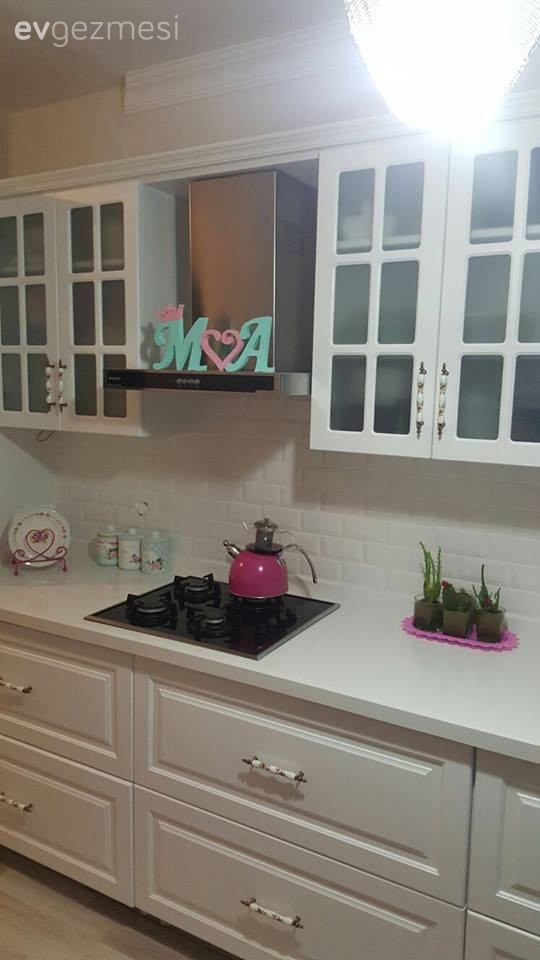 Merve hanımın bol el emeği objeyle zenginleşen mutfağı..