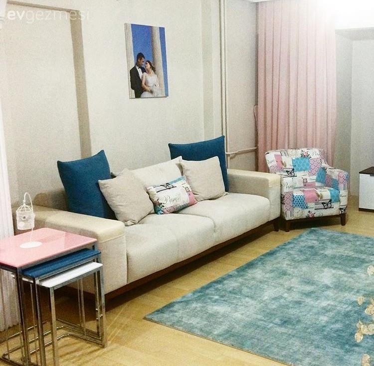 Müzik öğretmeni Çiğdem hanımın enerjisi yüksek salonu.