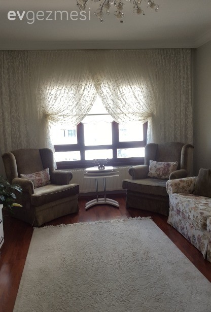 Serap hanım'ın yumuşak ve dinlendirici renklerle döşenmiş iç açıcı evi