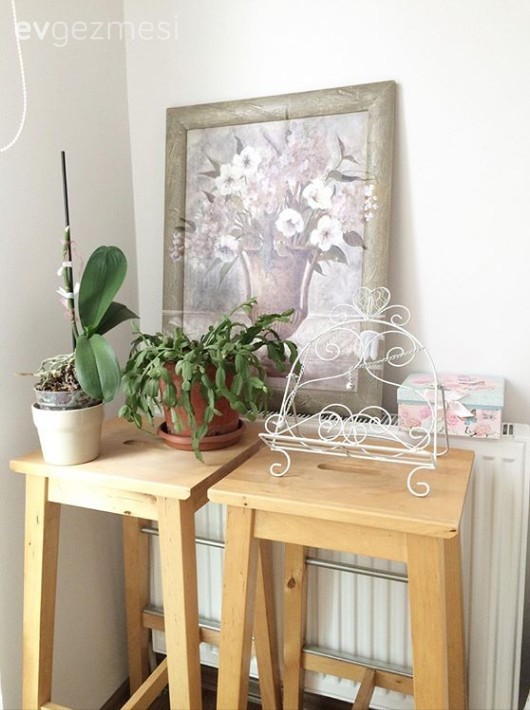 Açık renklerle döşenmiş içimizi açan ferah bir ev..