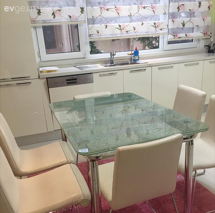 Beyaz mutfak, Mutfak, Mutfak masası