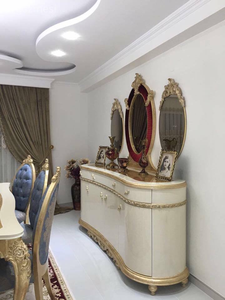 Kebire hanımın oymalı mobilyalar, lüks renklerle, gösterişli evi..