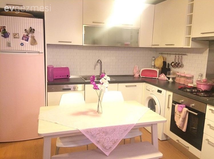 Gamze hanımın küçük bir değişimle havası tamamen değişen mutfağı..